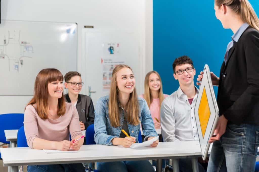 Insegnante scuola guida spiega ai candidati per esame teoria e1724065586608.jpg