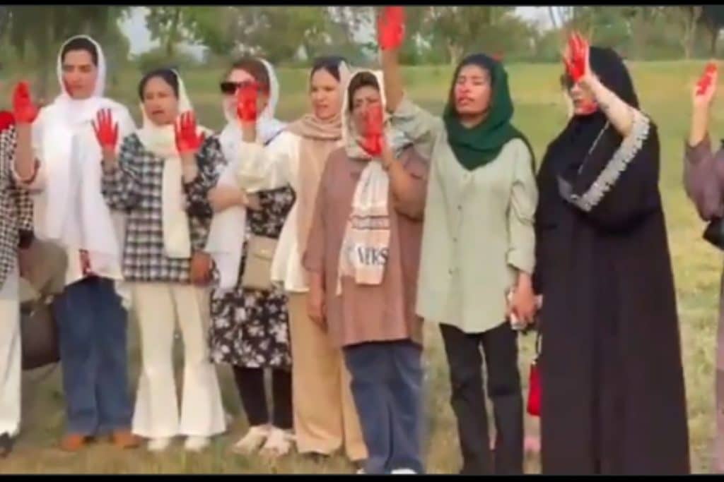 Le donne afghane cantano contro i talebani.jpg