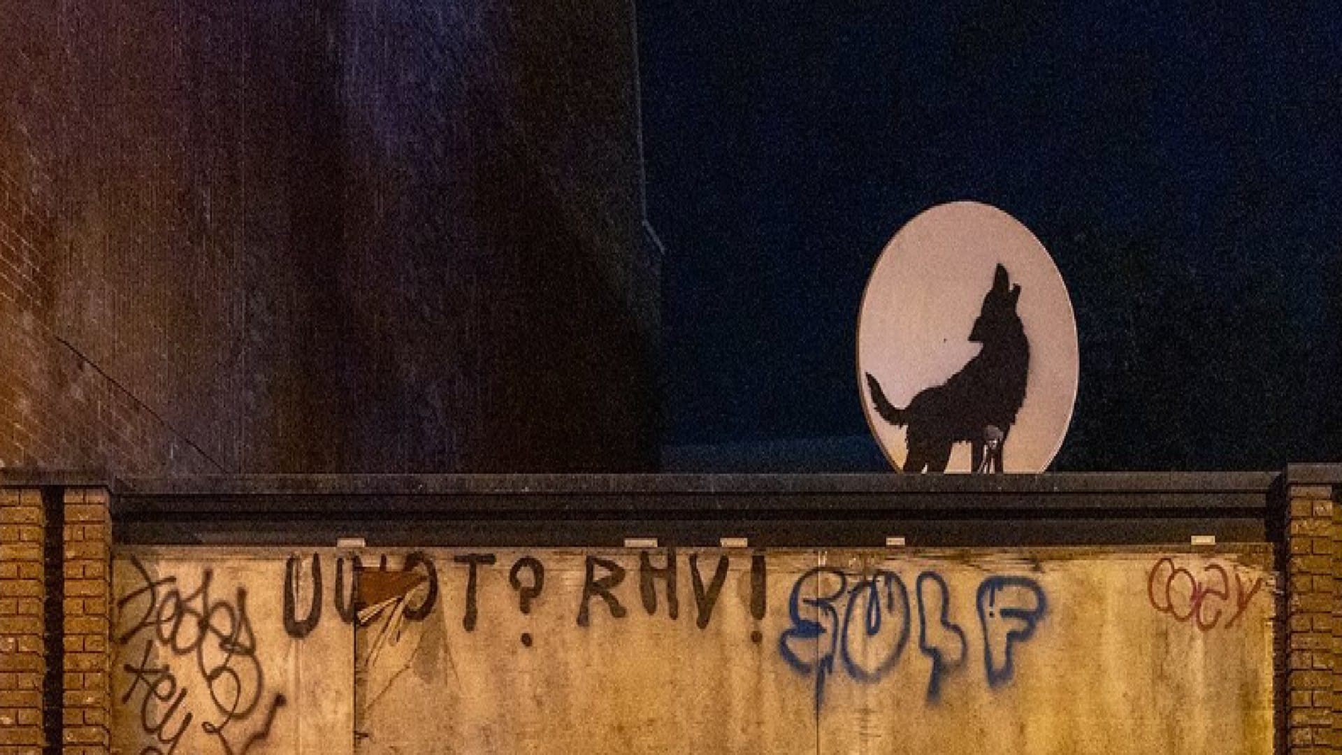 Un lupo che ulula su un’antenna: la nuova opera (già rubata) di Banksy e del suo “London zoo” – Il video 1 Lupo Banksy opera rubata.jpg
