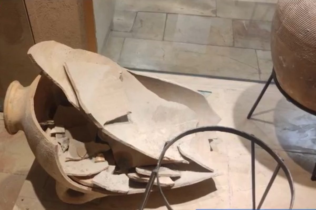 Bimbo fa cadere un vaso di 3.500 anni che va in mille pezzi: museo lo invita a ritornare, ma è giusto? 1 Museo bambino distrugge.jpg
