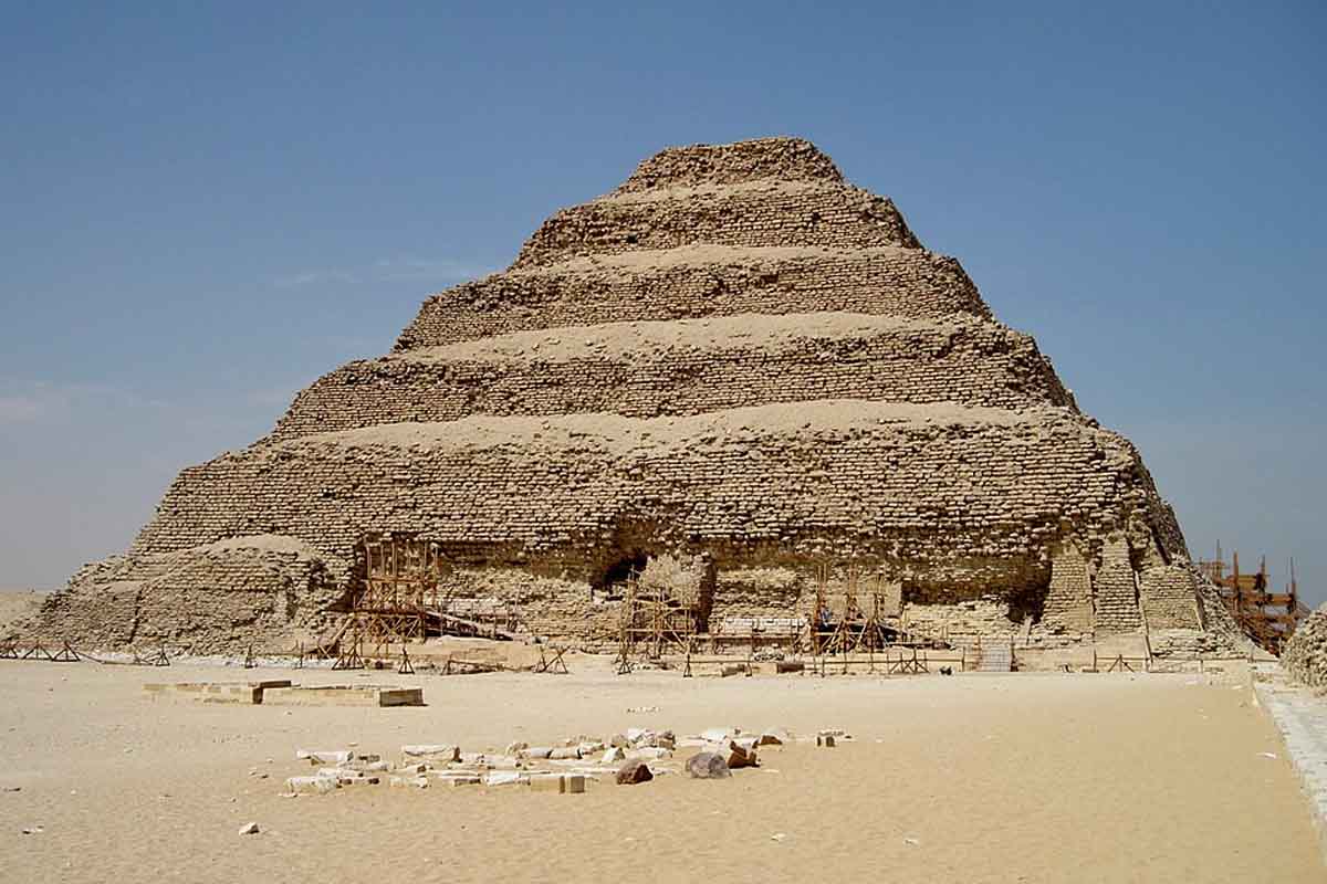 Gli scienziati hanno (forse) capito come gli antichi egizi hanno costruito la prima grande piramide (e ha a che fare con l’acqua) 1 Piramide di Djoser.jpg