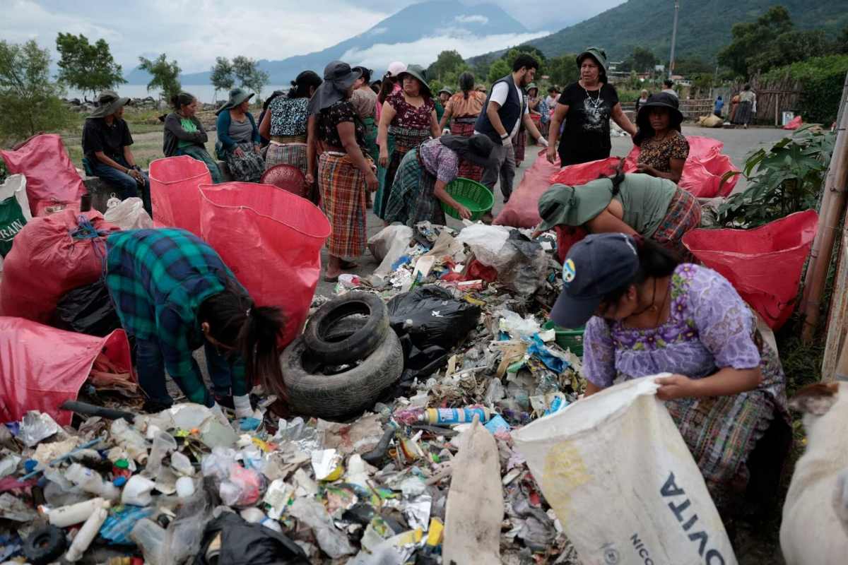 Il collettivo di donne indigene che rimuove i rifiuti e si batte ogni giorno per preservare il lago Atitlán dall’inquinamento 1 Proteggono fiume.jpg