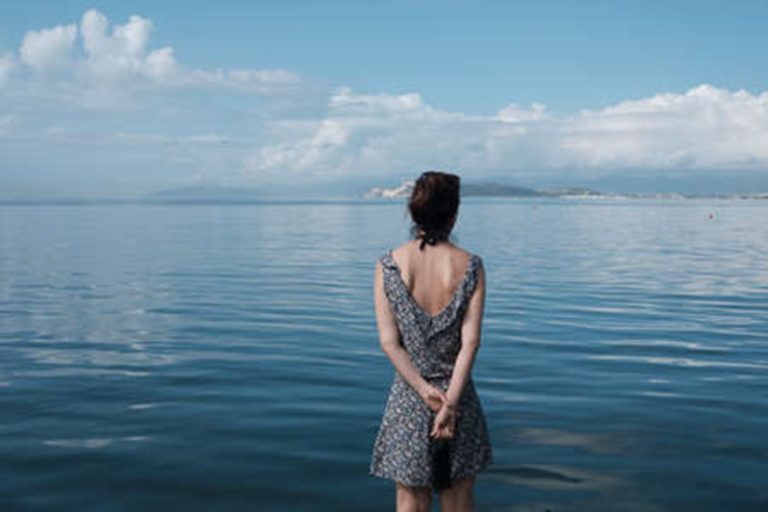RAGAZZA BAGNO MARE SINDROME ONDINE.jpg