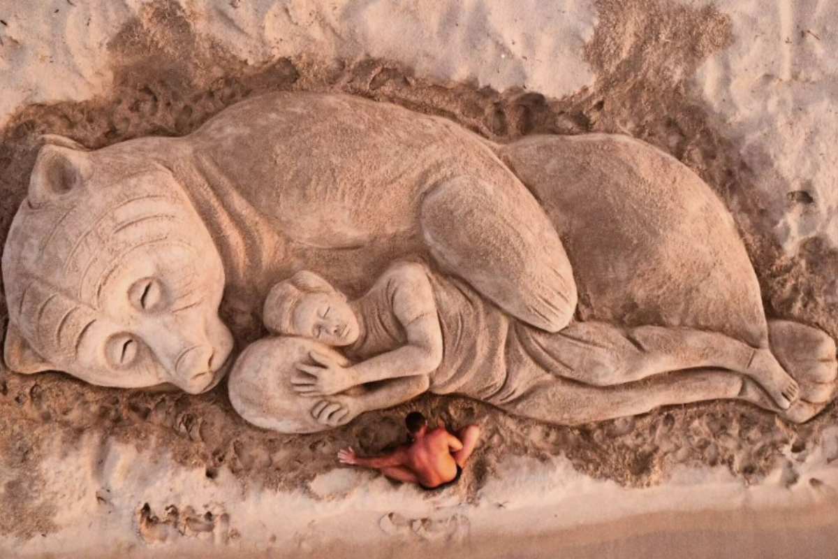 La potentissima scultura di sabbia di Nicola Urru che ci ricorda l’orsa Kj1 (e ci fa riflettere sulla convivenza con l’uomo) 1 Scultura orsa KJ1.jpg