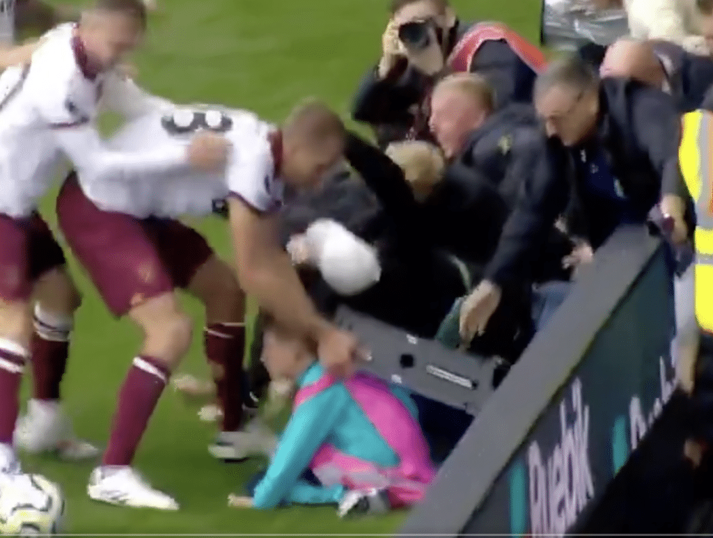 Soucek salva raccattapalle west ham.png