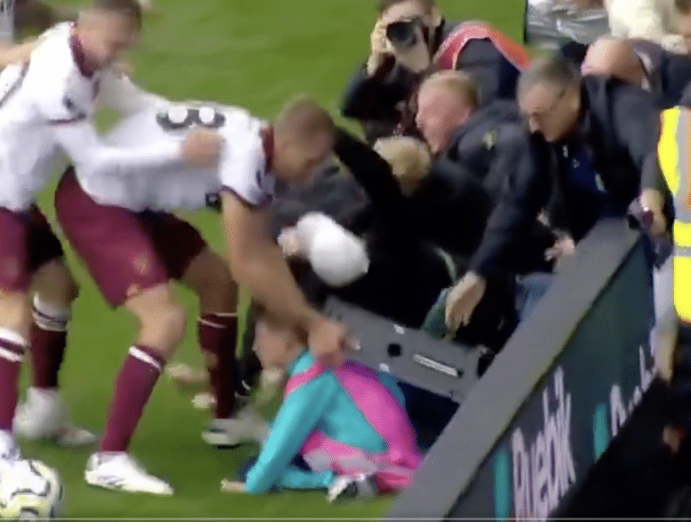 Soucek salva raccattapalle west ham.png