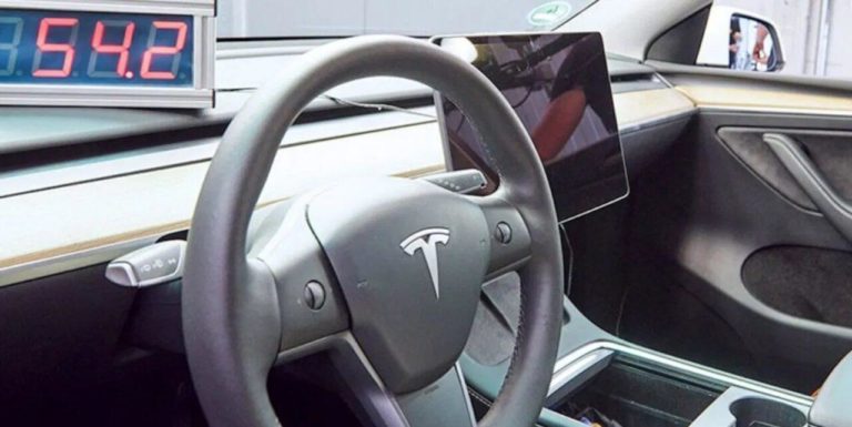 Test consumo climatizzatore auto elettrica ferma nel traffico ADAC2 e1722850665238.jpg