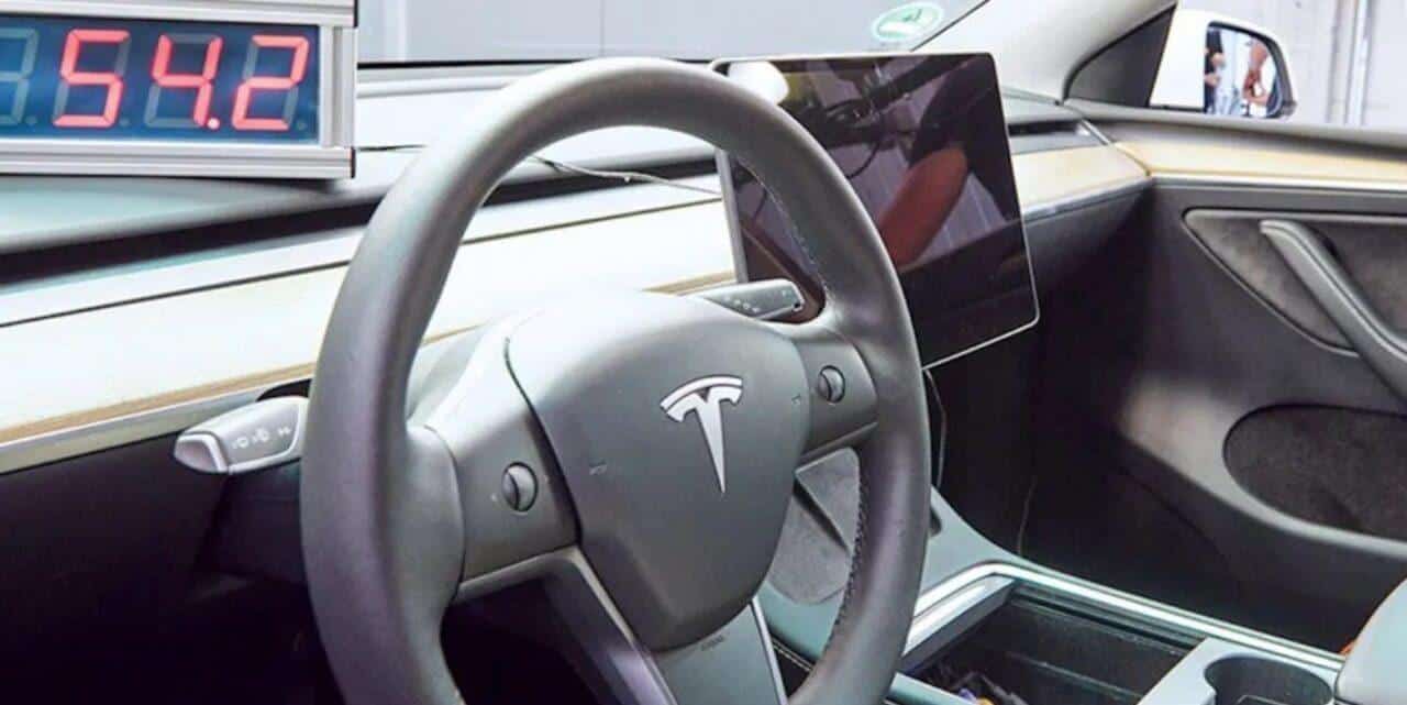 Test consumo climatizzatore auto elettrica ferma nel traffico ADAC2 e1722850665238.jpg