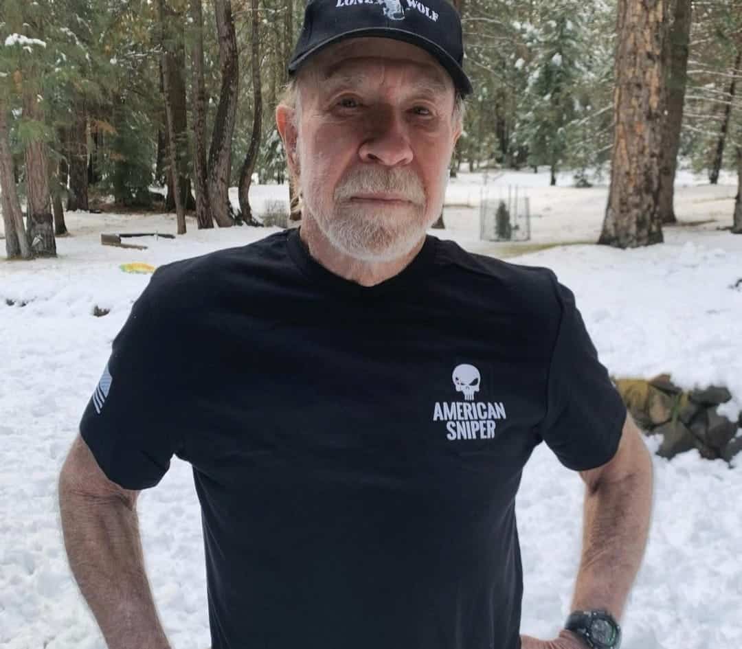 Chuck Norris e l’allenamento a 84 anni: «Alla fine i pesi fanno una pausa». Le gesta più virali dell’icona degli action movies 1 WhatsApp Image 2024 08 22 at 13.25.35.jpeg