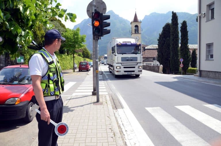 abbadia lariana vigili 100 multe.jpeg