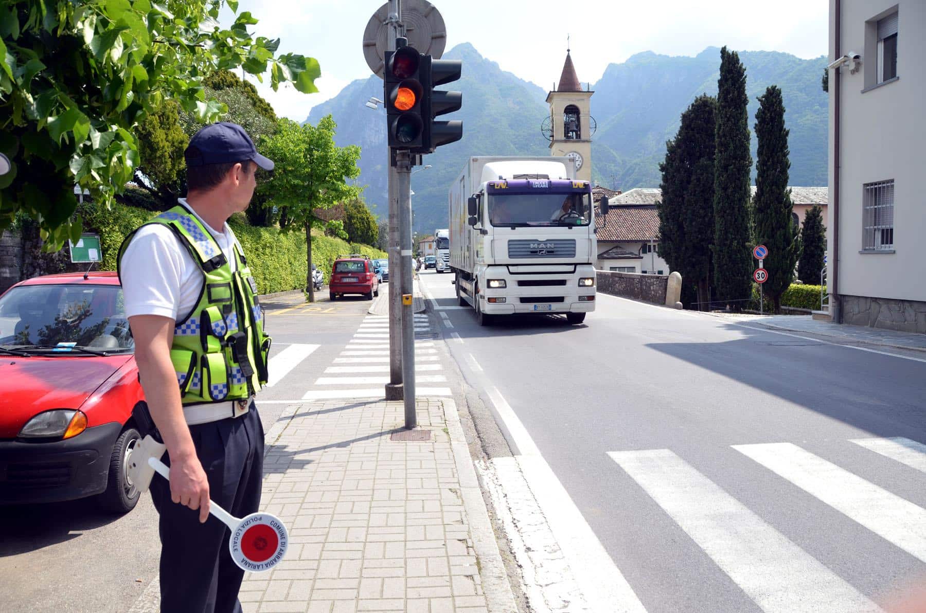 Lecco, i vigili che hanno fatto 100 multe a Ferragosto: «Così i furbetti impareranno a parcheggiare» 1 abbadia lariana vigili 100 multe.jpeg
