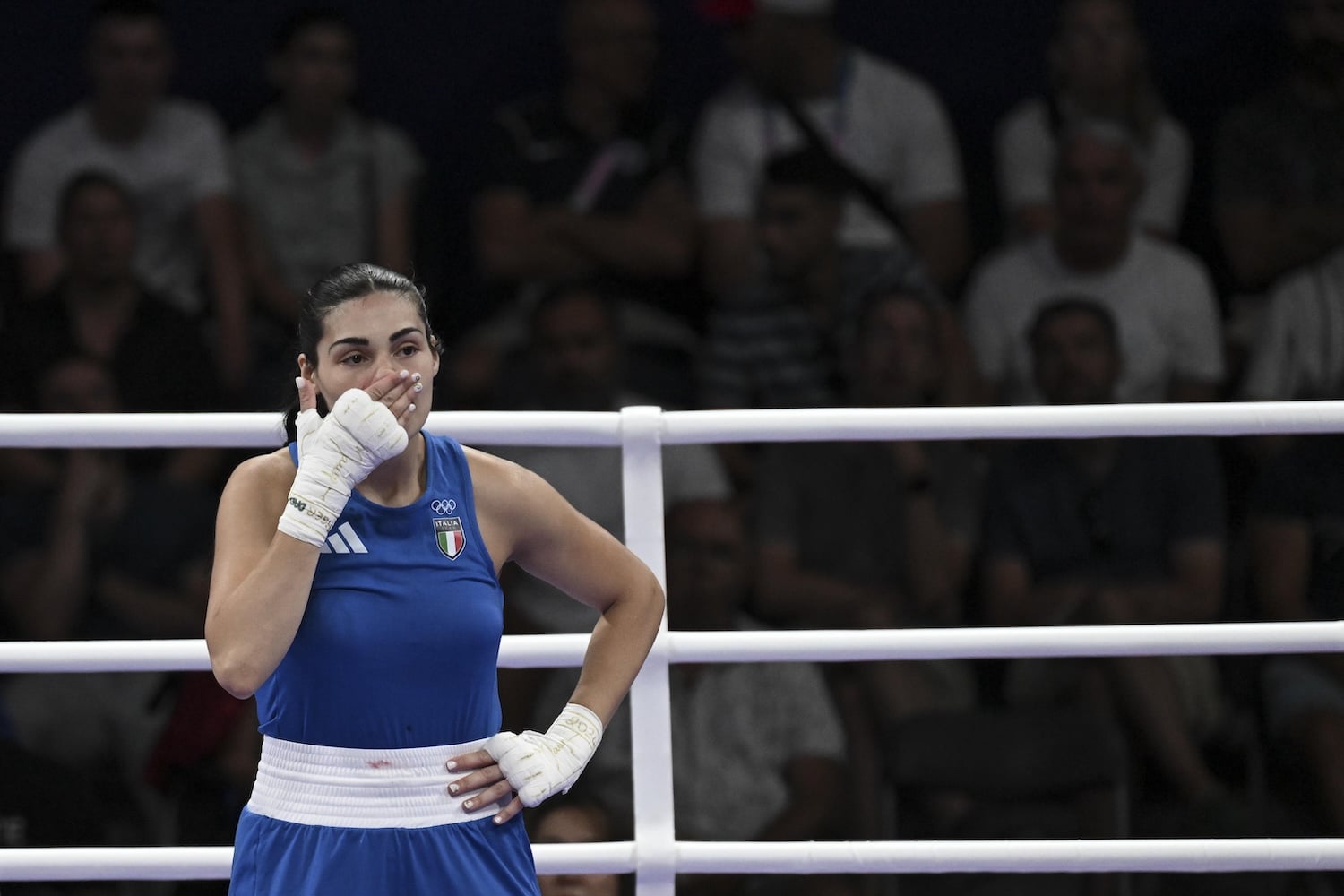 Il panico di Angela Carini prima del ritiro con Imane Khelif, l’allarme al Coni: «Mi dicono che è un uomo». Il ruolo dell’Iba e i legami russi con l’Italia 1 angela carini.jpg