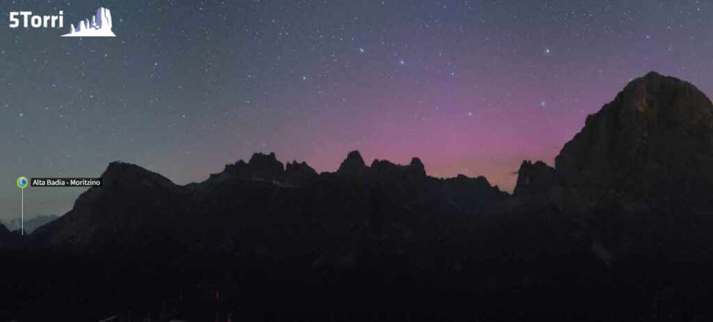 L’aurora boreale visibile di nuovo in Italia: lo spettacolo sulle Alpi alle prime luci di oggi 1 aurora boreale in Italia 5 Torri 1024x462 1