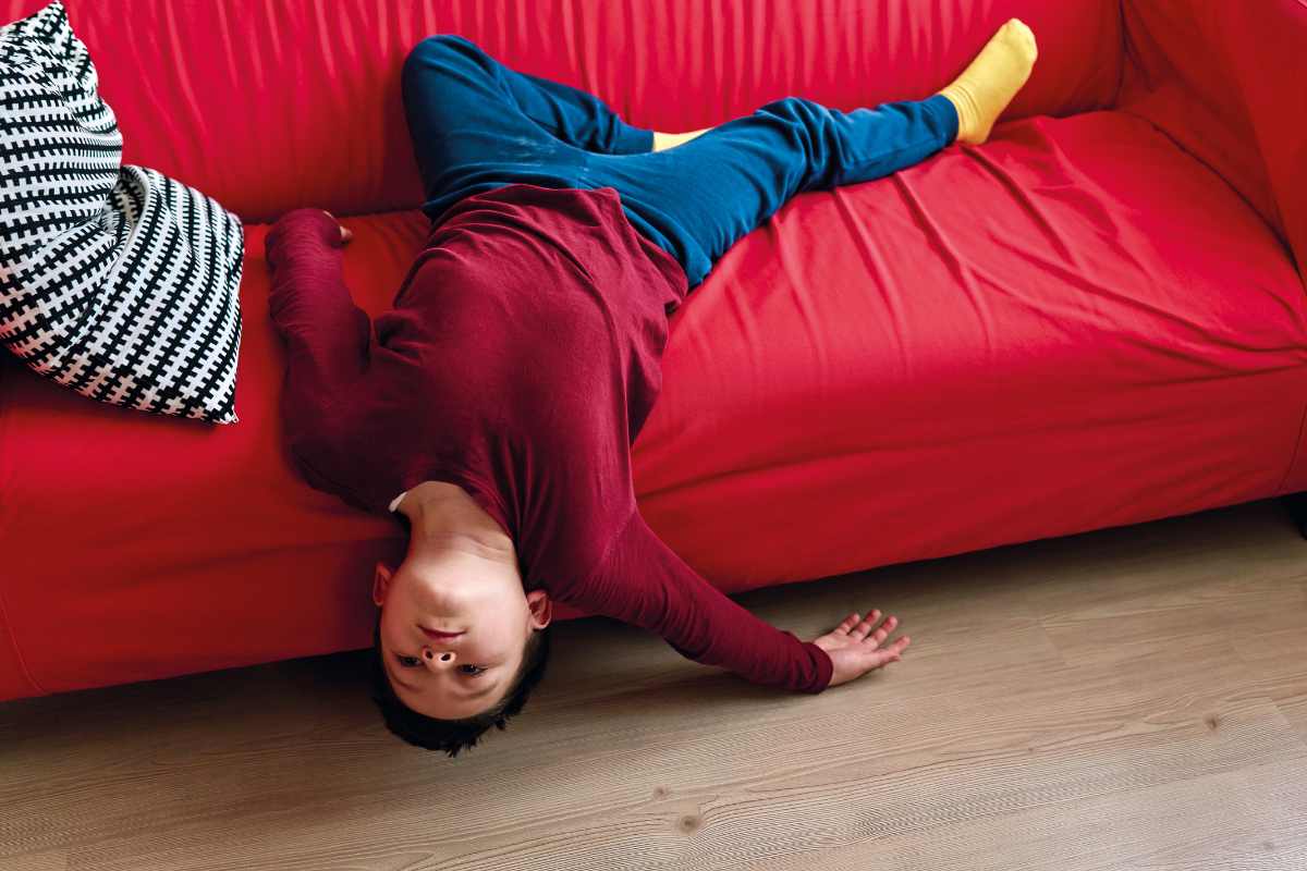 Il tuo bambino si annoia? Guida in 7 semplici punti per superare questi momenti (senza smartphone e tablet) 1 bambino annoiato.jpg