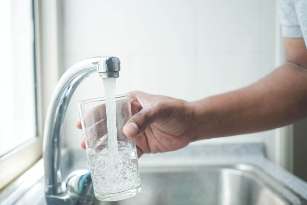bere acqua dal rubinetto.jpg