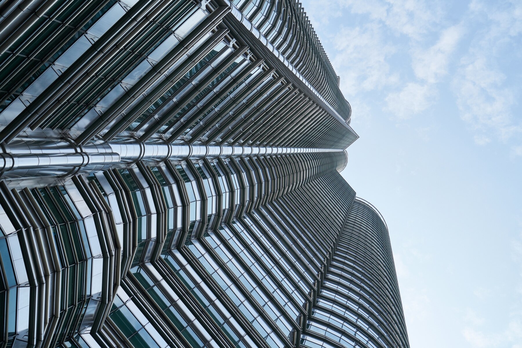 Addio condizionatori! Gli edifici con le pareti a zig zag raffrescano le case (senza spendere un euro!) 1 bottom view contemporary skyscraper 1122 1325.jpg