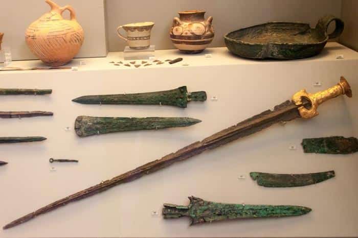Armi letali dell’Età del Bronzo: tra cerimonia e battaglia 1 bronze age sword m.jpg