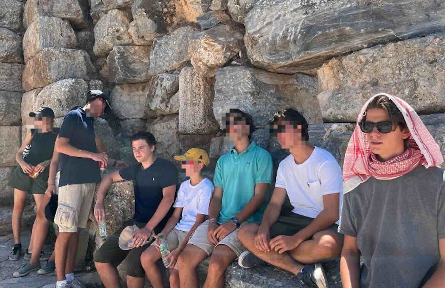 La famiglia di Calenda a un passo dalla rivolta, la tortura della vacanza culturale a 40 gradi sotto il sole: «Oggi secondo giro» 1 calenda figli efeso vacanza.jpg