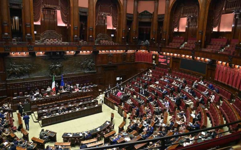 Decreto carceri, sì della Camera: è legge. Nordio: «Sul sovraffollamento incontro con Mattarella». Protesta delle opposizioni: «Informativa urgente» 1 camera deputati.jpg