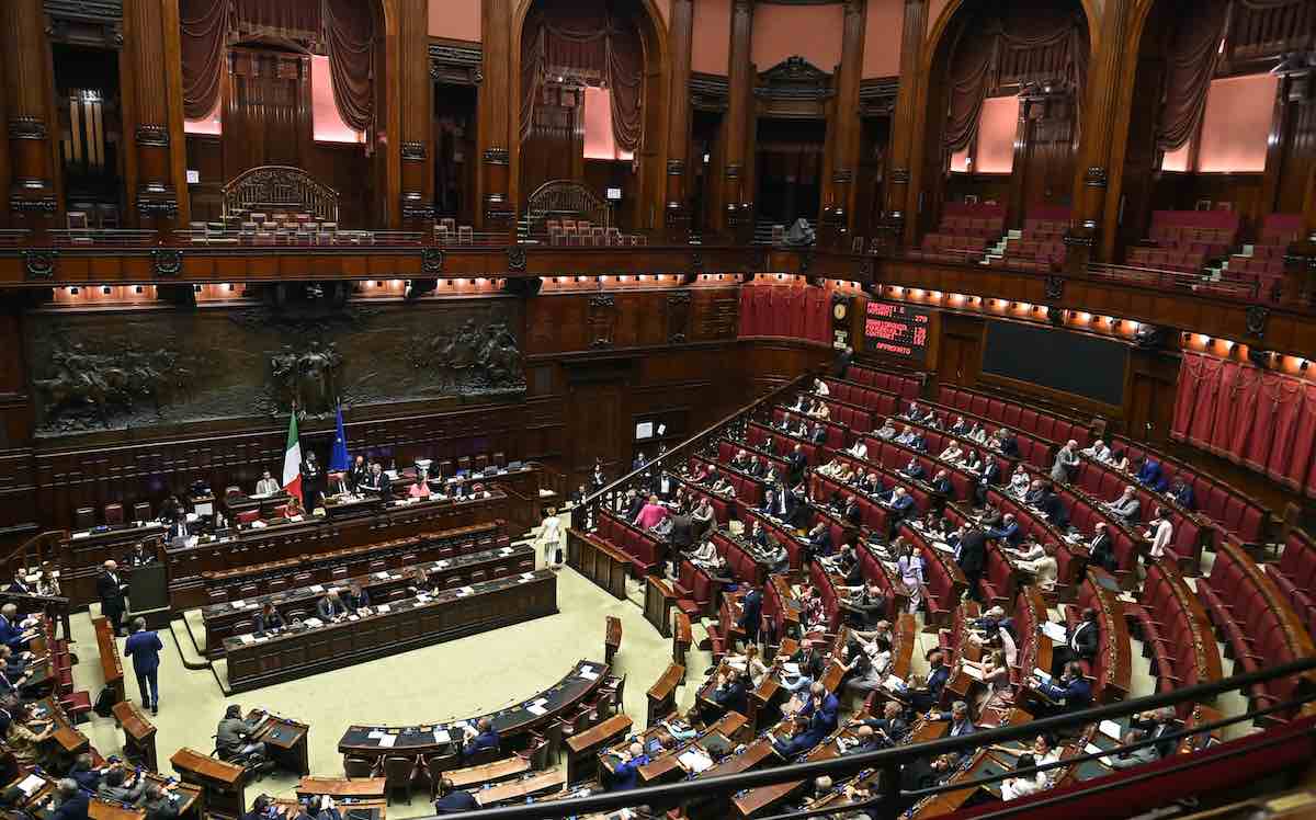 Decreto carceri, sì della Camera: è legge. Nordio: «Sul sovraffollamento incontro con Mattarella». Protesta delle opposizioni: «Informativa urgente» 1 camera deputati.jpg