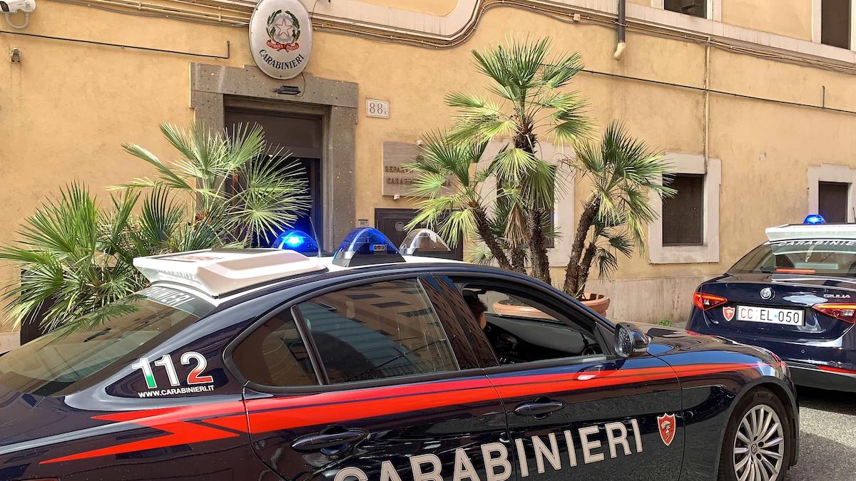 Siena, 31enne muore in casa dopo uno sparo alla testa. Sotto torchio il compagno, ma c’è l’ipotesi di un colpo partito per errore 1 carabinieri 113.jpg