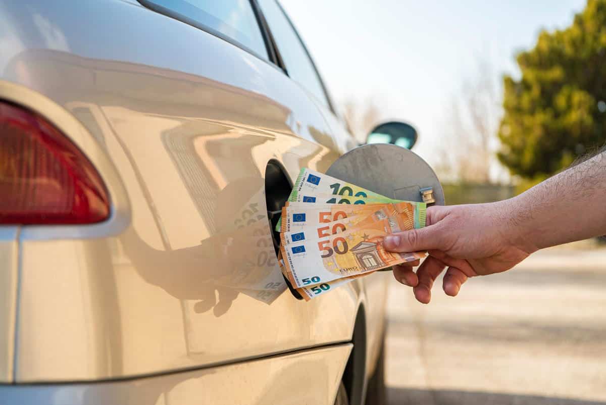Da Fiat a Dacia fino a BMW, quanto consuma davvero la tua auto? Spoiler: molto più di quanto pubblicizzato 1 caro benzina.jpg