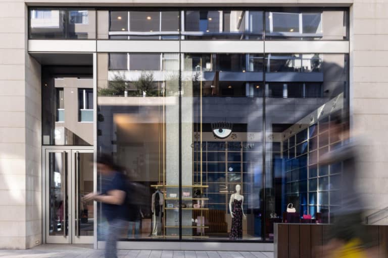 Chiara Ferragni, svuotato lo storico negozio di Milano in via Cappelli: scaffali deserti e niente vestiti del brand dell’influencer 1 chiara ferragni store milano scaled.jpg