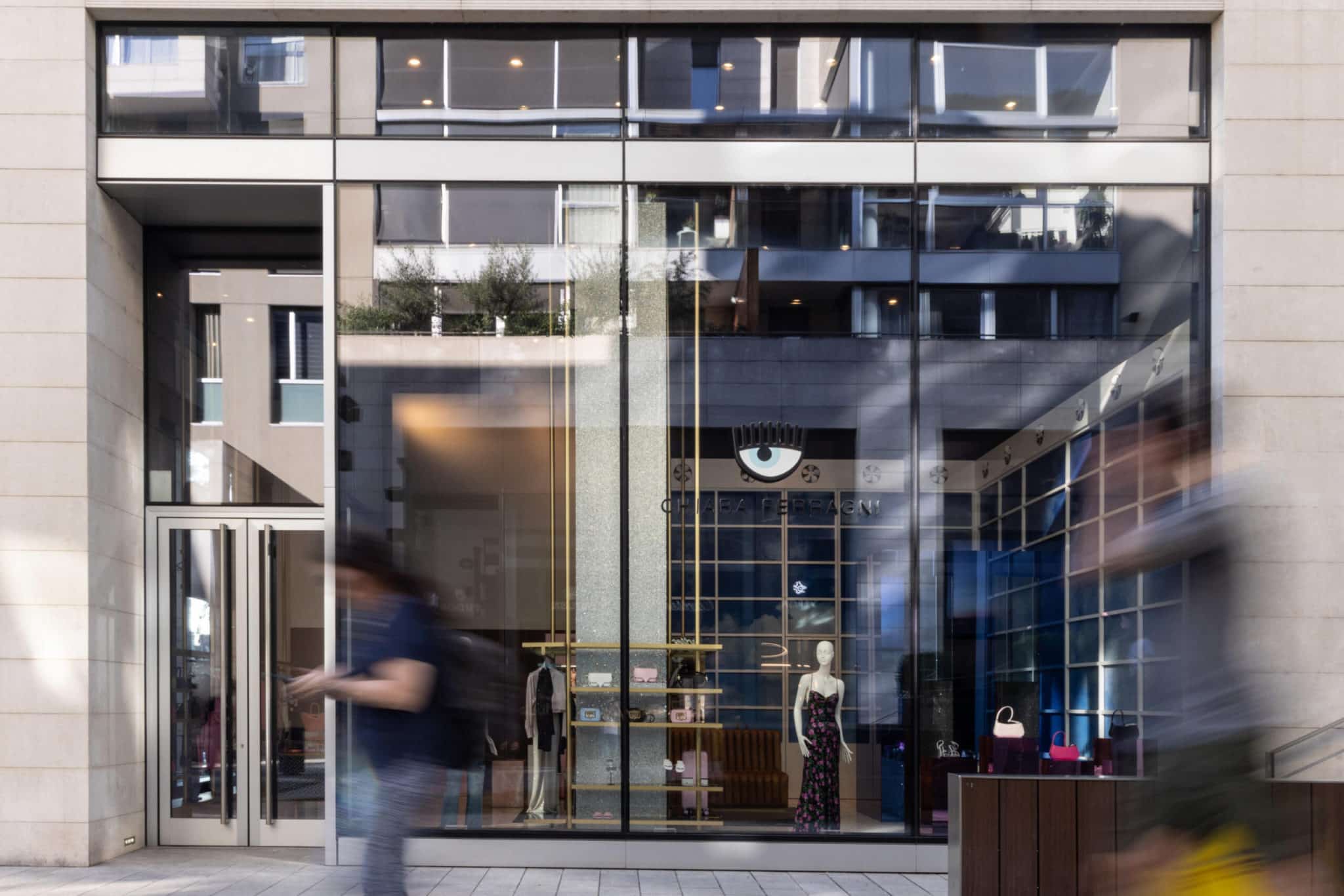 Chiara Ferragni, svuotato lo storico negozio di Milano in via Cappelli: scaffali deserti e niente vestiti del brand dell’influencer 1 chiara ferragni store milano scaled.jpg