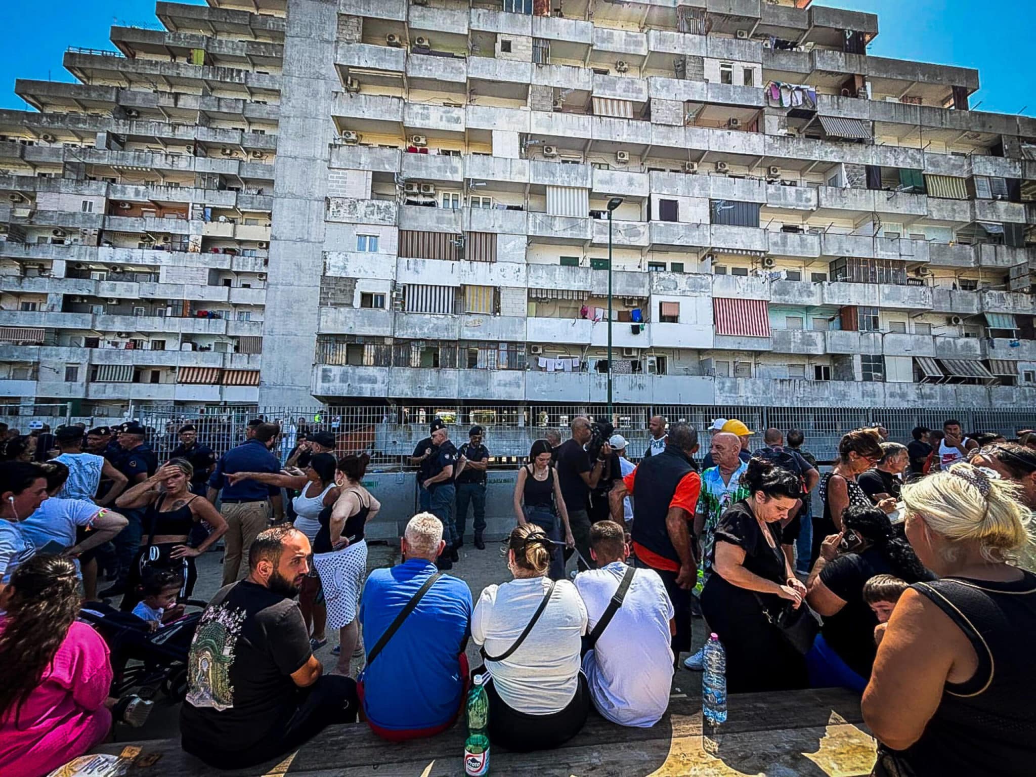 Fino a 1.100 euro per gli sfollati di Scampia, tasse doppie per chi riporta la residenza in Italia. Cosa c’è nel nuovo decreto Omnibus del governo 1 crollo scampia vittime scaled.jpg