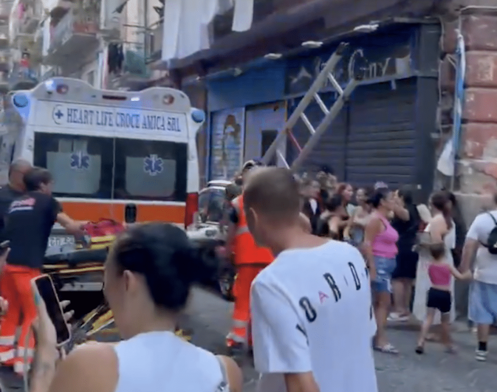 crollo solaio napoli.png