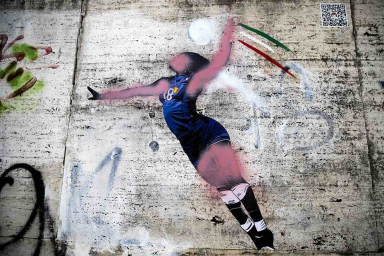 Olimpiadi, il ministro Abodi scrive a Egonu dopo il murales vandalizzato: «Rispetto e educazione si coltivano quotidianamente» 1 egonu murales sfregiato.jpg