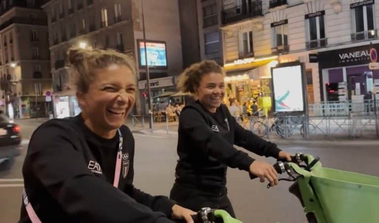 Errani e Paolini in doppio anche in bici, le azzurre scoppiano a ridere per l’intervista in strada a Parigi prima della finale – Il video 1 errani paolini bici.jpg