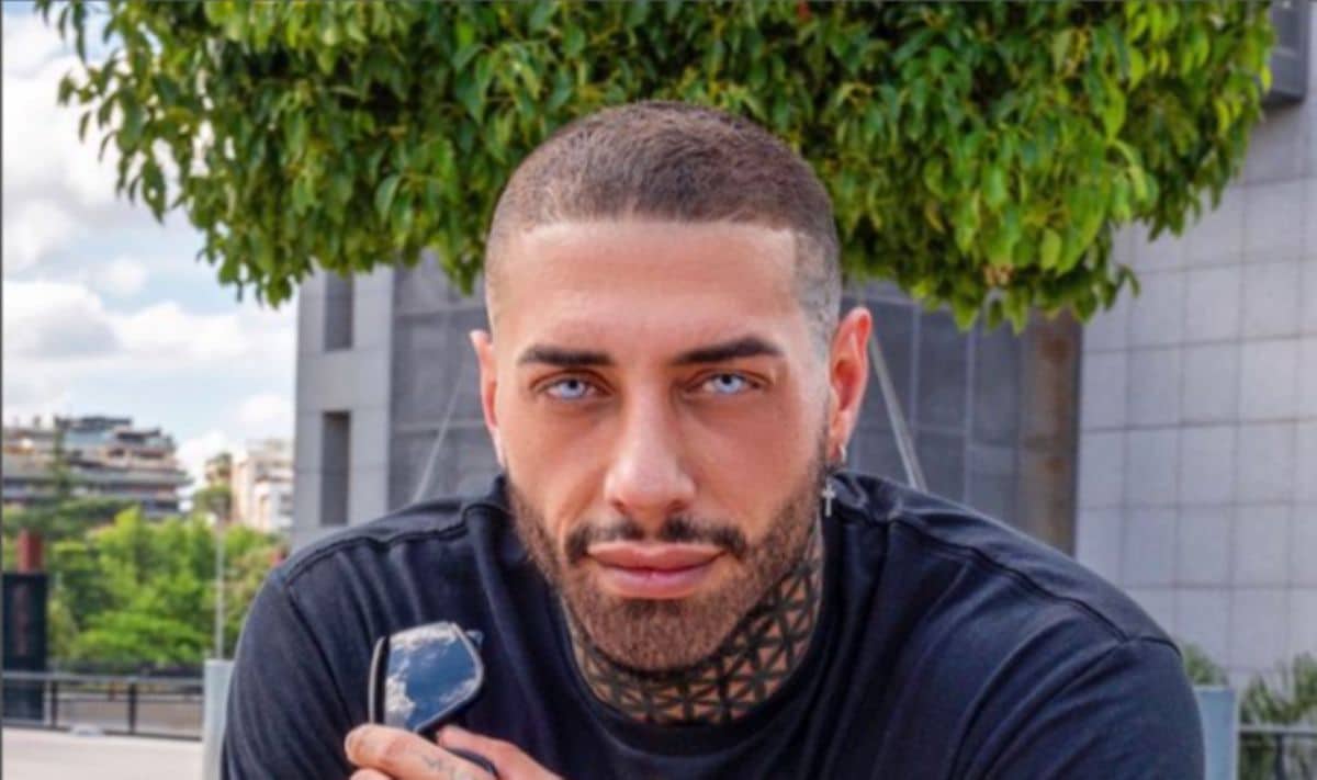 Francesco Chiofalo bloccato in Italia: «Da quando ho cambiato colore degli occhi i miei documenti non sono più validi» 1 francesco chiofalo occhi passaporto.jpg