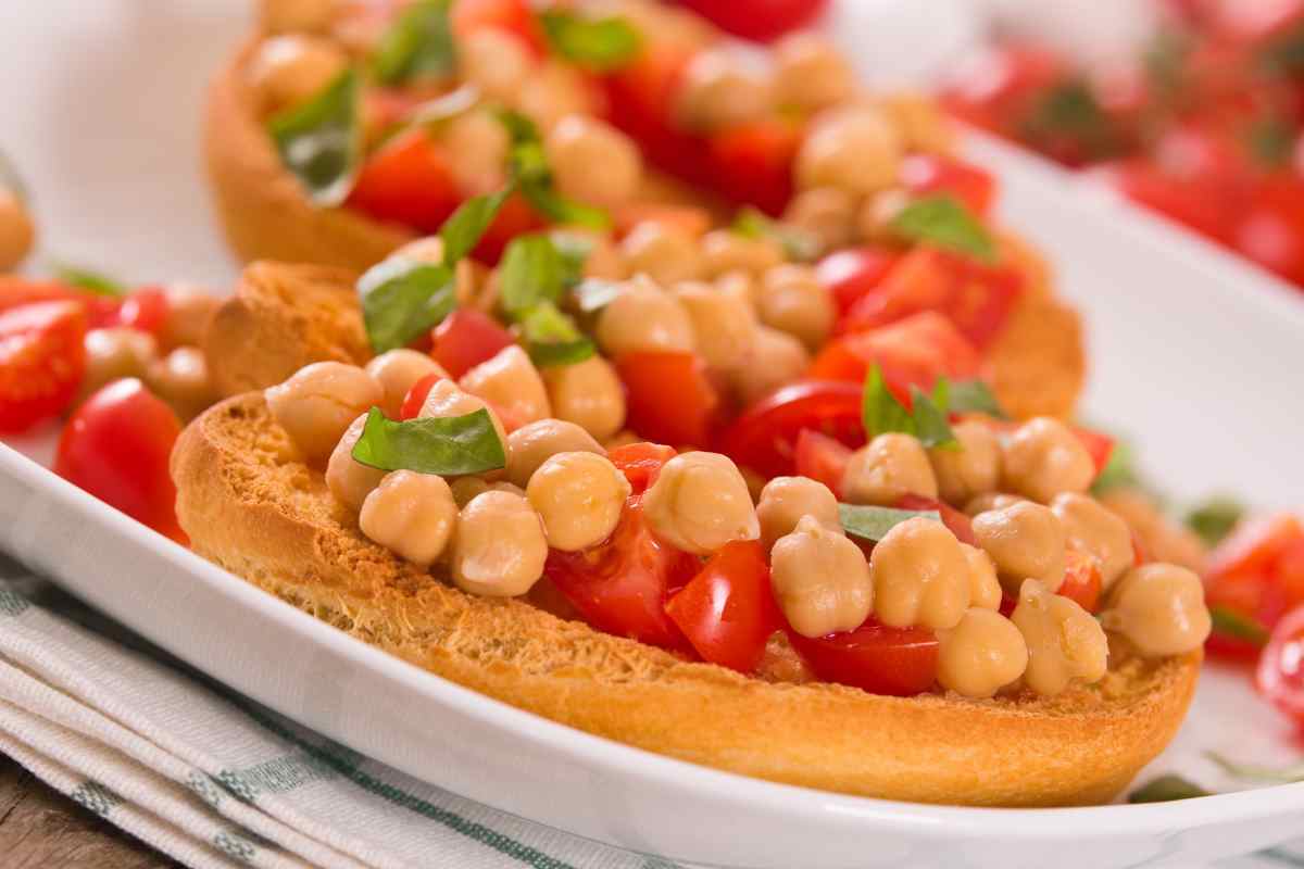 5 modi sani e golosi per condire la tua frisella (al di là del tonno in scatola) 1 friselle ceci e pomodori