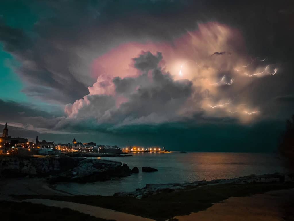 fulmini monopoli foto virale di giovanni barnaba ansa.jpg