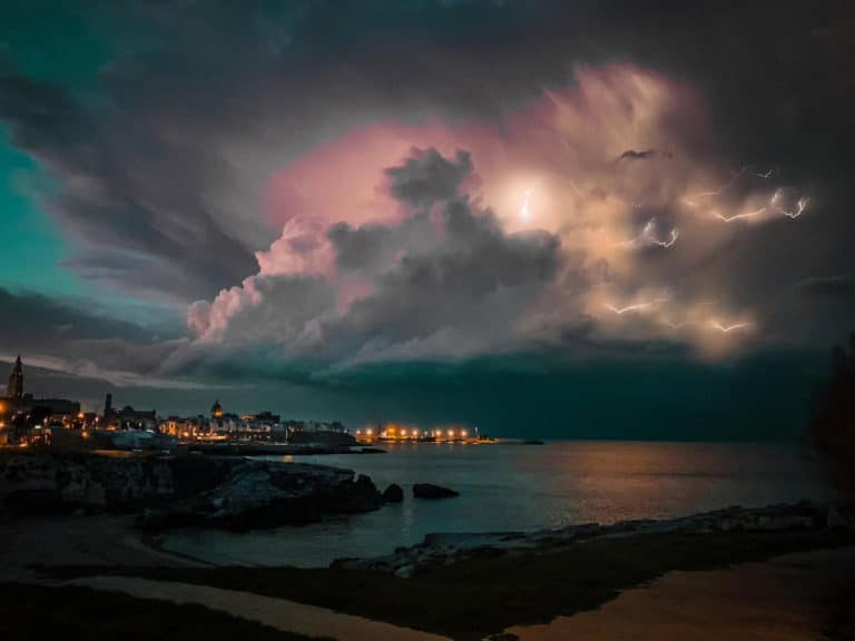 fulmini monopoli foto virale di giovanni barnaba ansa.jpg