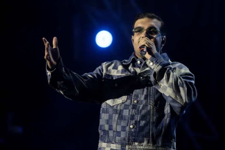 Un pugno in faccia per una foto a Geolier, la denuncia di un ragazzo: l’aggressione in discoteca a Porto Cervo 1 geolier.jpg
