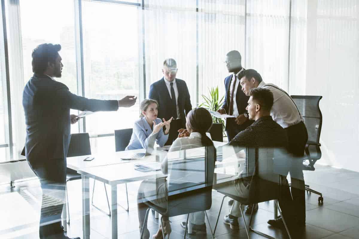Azienda vuole licenziare metà dei dipendenti per sostituirli con l’IA: è questo l’agghiacciante futuro del lavoro che ci aspetta? 1 lavoro in ufficio.jpg