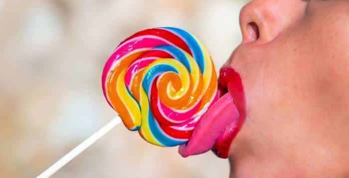 Il record mondiale della lingua femminile più ampia 1 lollipop m.jpg