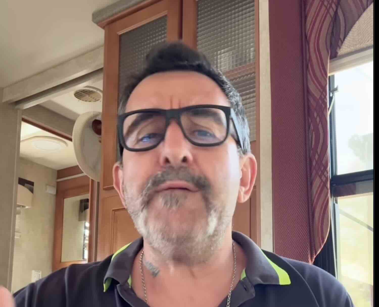 L’inviato delle Iene Luigi Pelazza bloccato al confine dal Marocco, lo stop in vacanza con la famiglia: «Devo scusarmi col re» – Il video 1 luigi pelazza.jpg