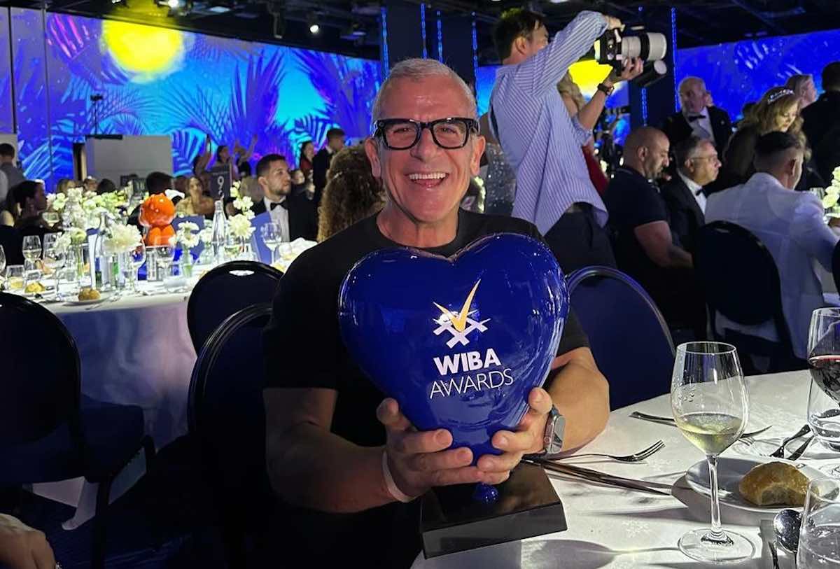 Lo chef Max Mariola vince “l’Oscar” degli influencer nella categoria cibo: «Un’emozione indescrivibile» 1 max mariola premio.jpeg