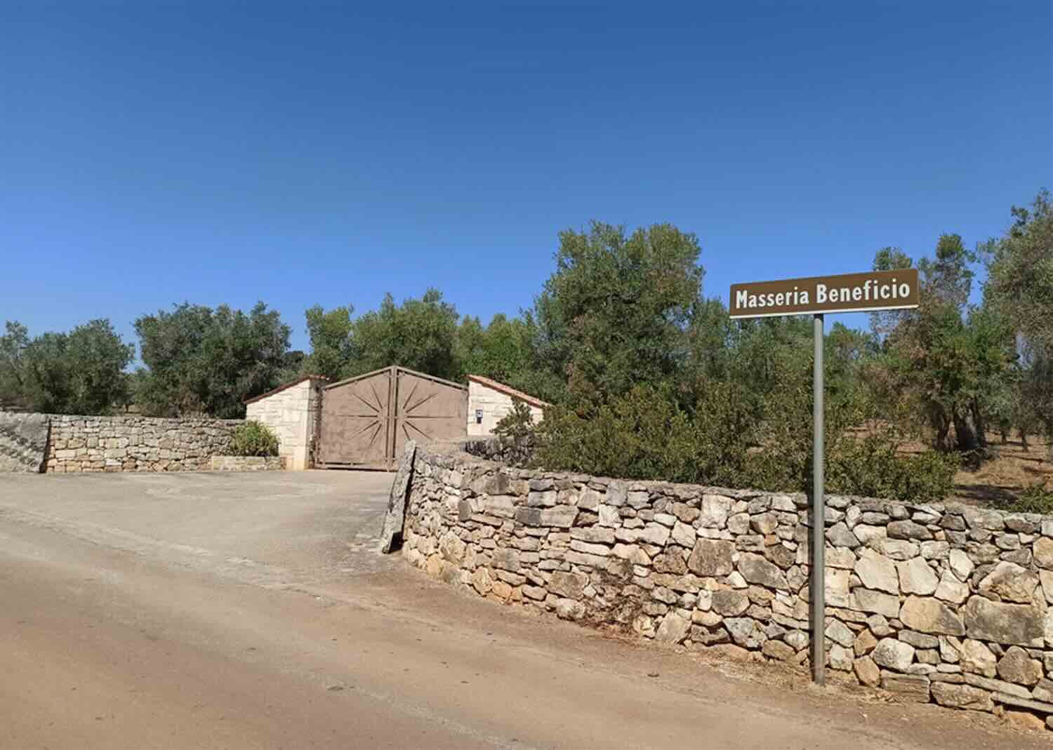 Giorgia Meloni in vacanza in Puglia, due al cancello vogliono entrare: «Abbiamo un piano sulla sicurezza per Crosetto» 1 meloni vacanza puglia.jpg