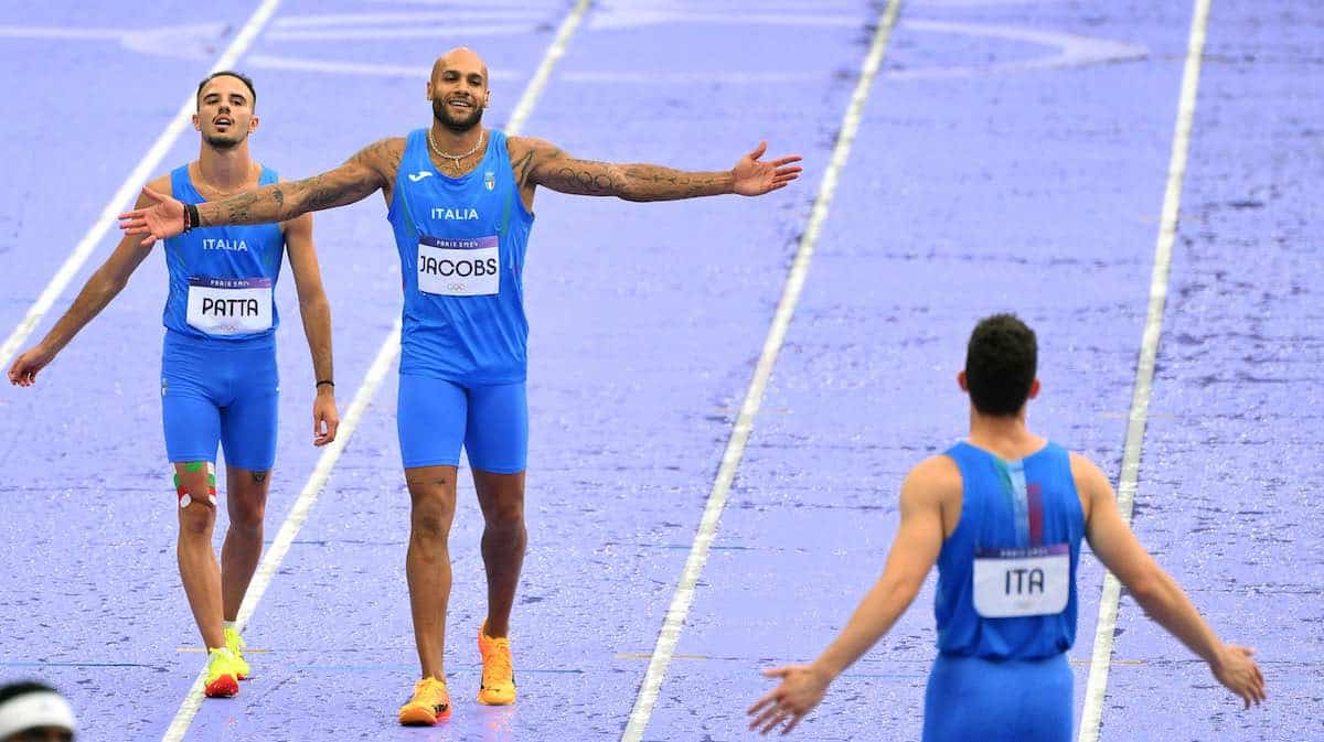 Staffetta 4×100, i campioni di Tokyo arrivano quarti alle Olimpiadi 2024. Tortu in lacrime, Jacobs fa scudo: «Si vince e si perde insieme» – I video 1 olimpiadi 2024 parigi staffetta jacobs tortu.jpg