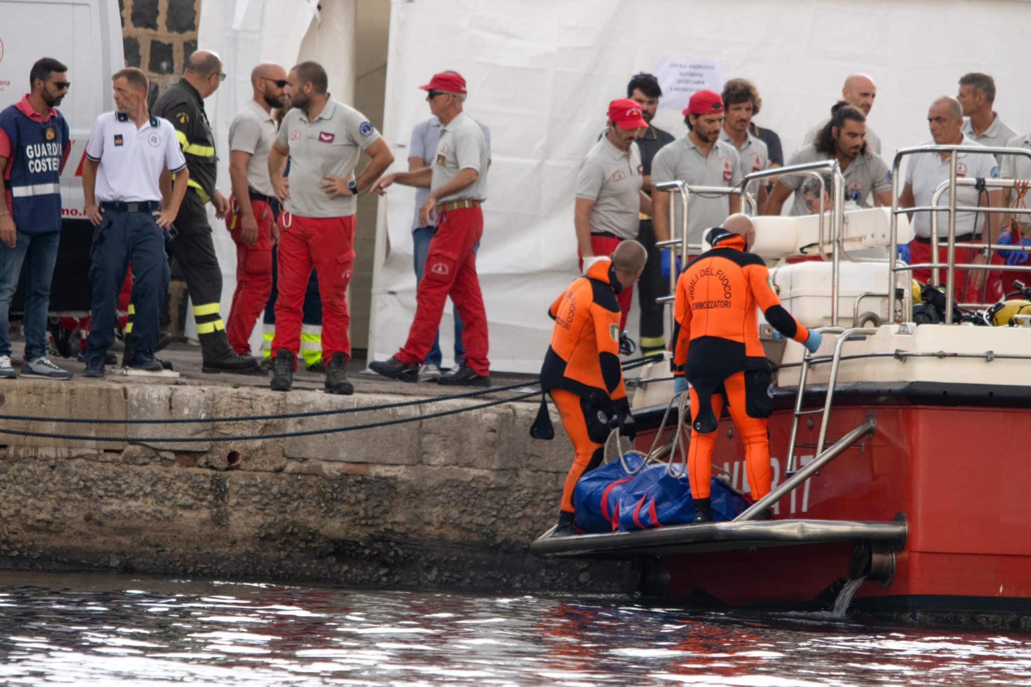 Palermo, recuperato il corpo di Mike Lynch: resta dispersa solo la figlia 18enne. Il tycoon britannico voleva vendere il superyacht Bayesian 1 palermo recupero corpi veliero scaled.jpg