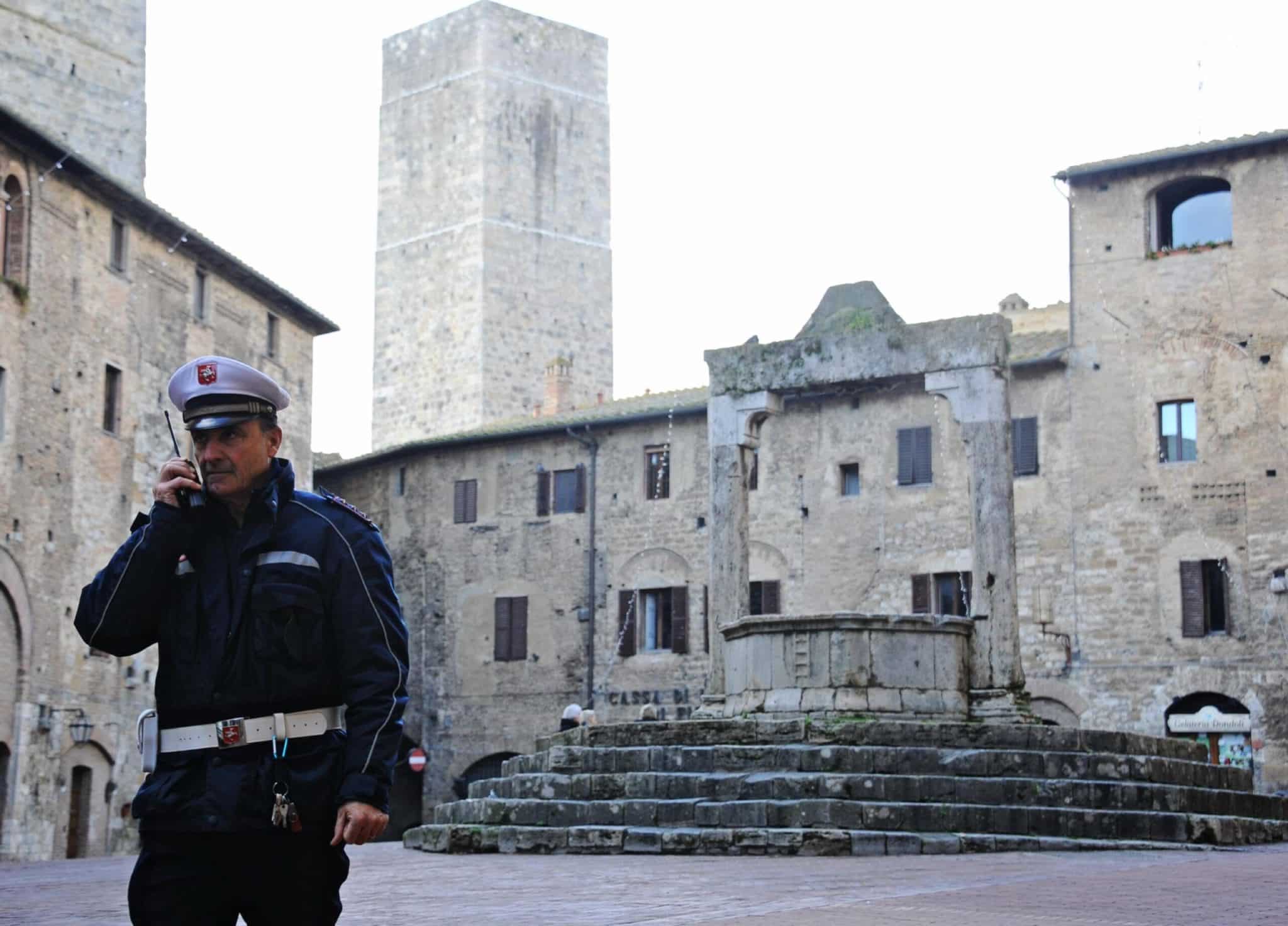 Firenze, patente scaduta, guida con quella del fratello gemello. Multato dopo un incidente 1 patente gemello firenze scaled.jpg