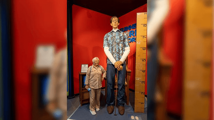 La straordinaria vita dell’Alton Giant, Robert Wadlow 1 photograph of a statue of tallest man in the world robert wadlow a person standing on the left hand side m.png