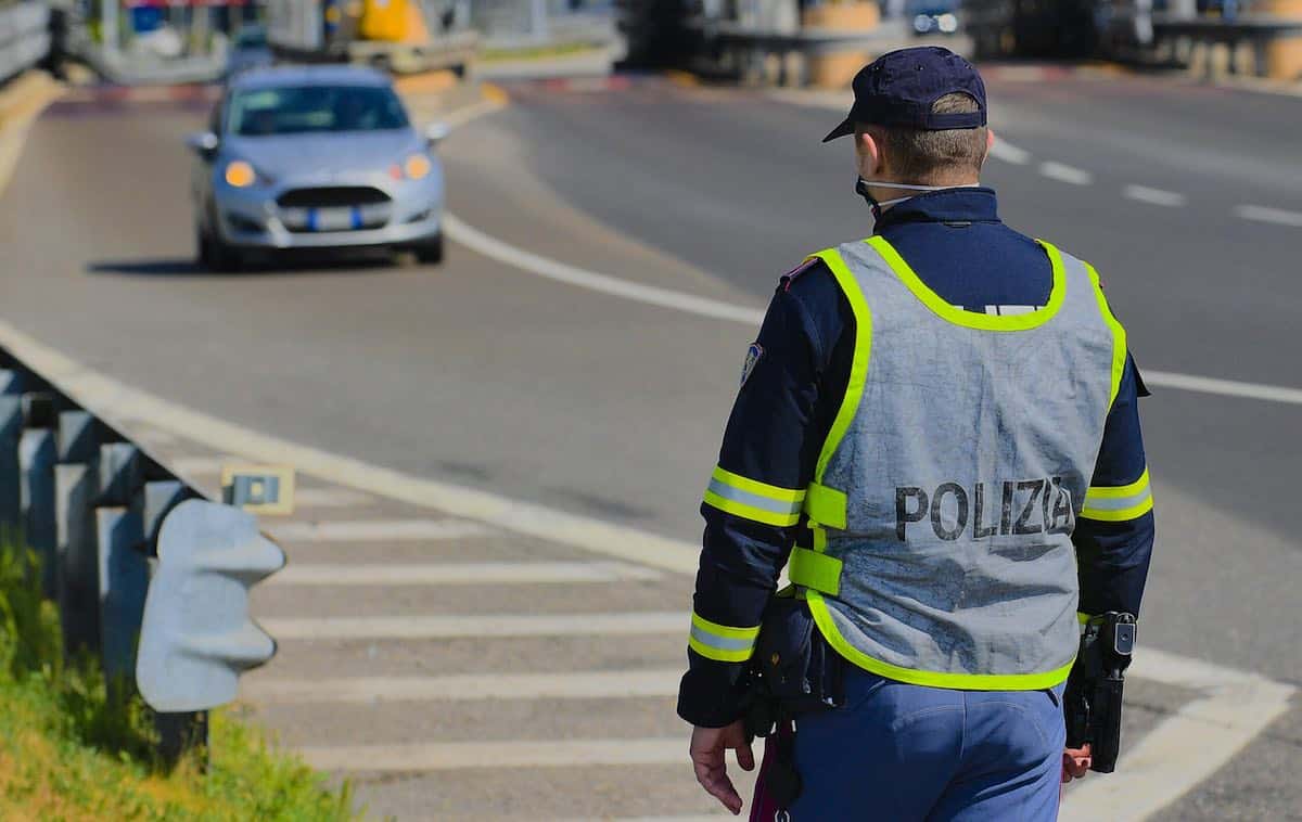 Milano, 34enne travolta e uccisa dal camion mentre attraversava col verde: in fuga l’autista-pirata 1 polizia stradale valassina.jpg
