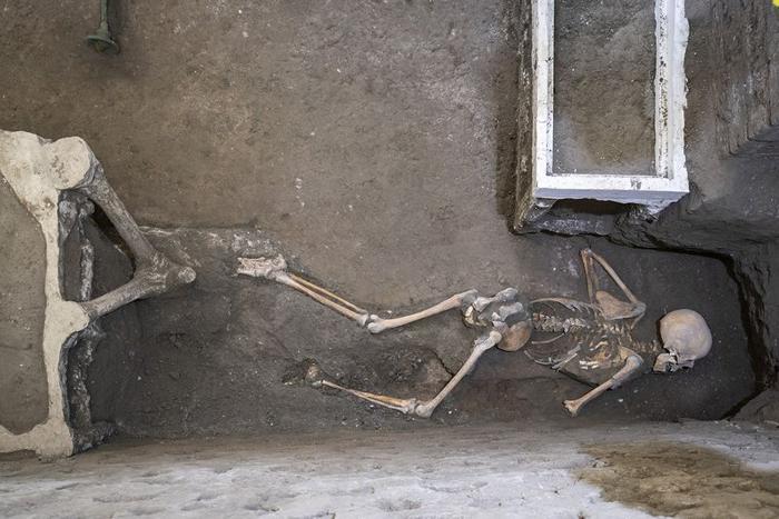 pompeii skeletons m 1.jpg