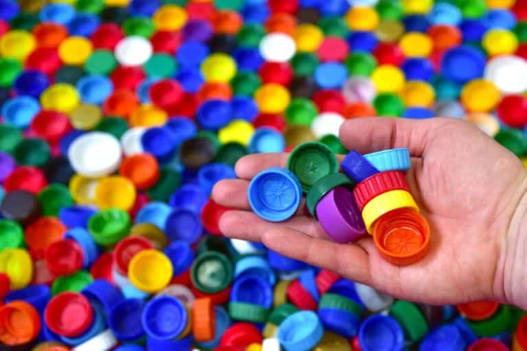 7 idee fai da te (davvero belle) per riciclare tappi di plastica di tutti i tipi 6 riciclo tappi.jpg