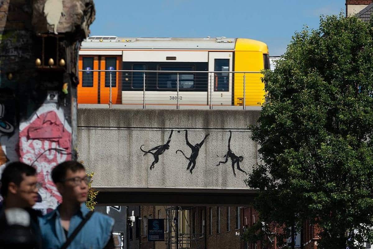 Continua il safari urbano di Banksy: comparsi 3 scimpanzé su un ponte ferroviario di Londra (zona non casuale) 1 scimpanze bansky.jpg